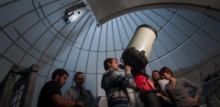 学生在天文台工作