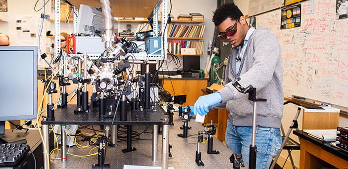一名BSU学生在BSU光子实验室使用光子设备